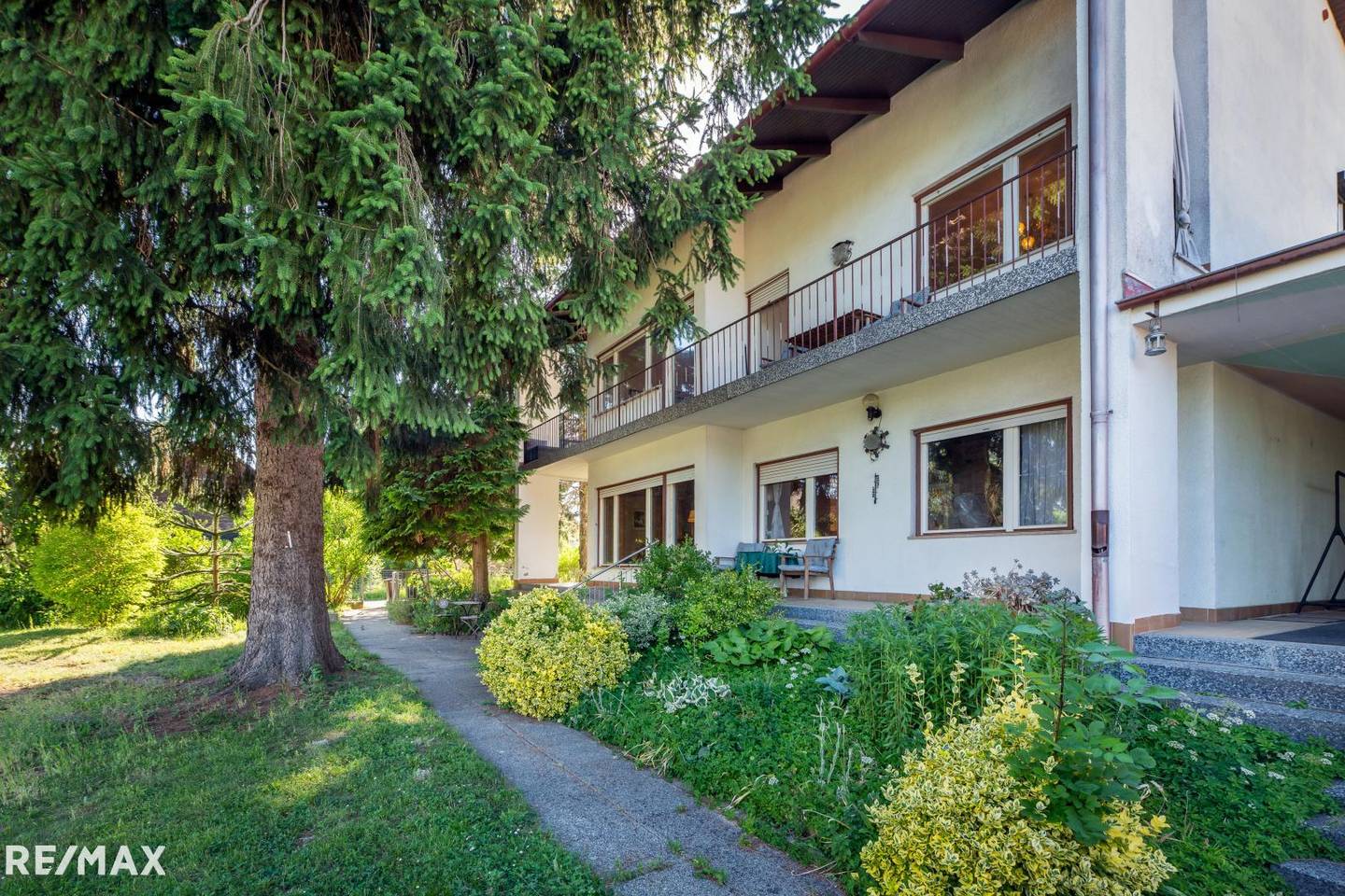 Charming Family House with Balcony and Terrace in St. Peter