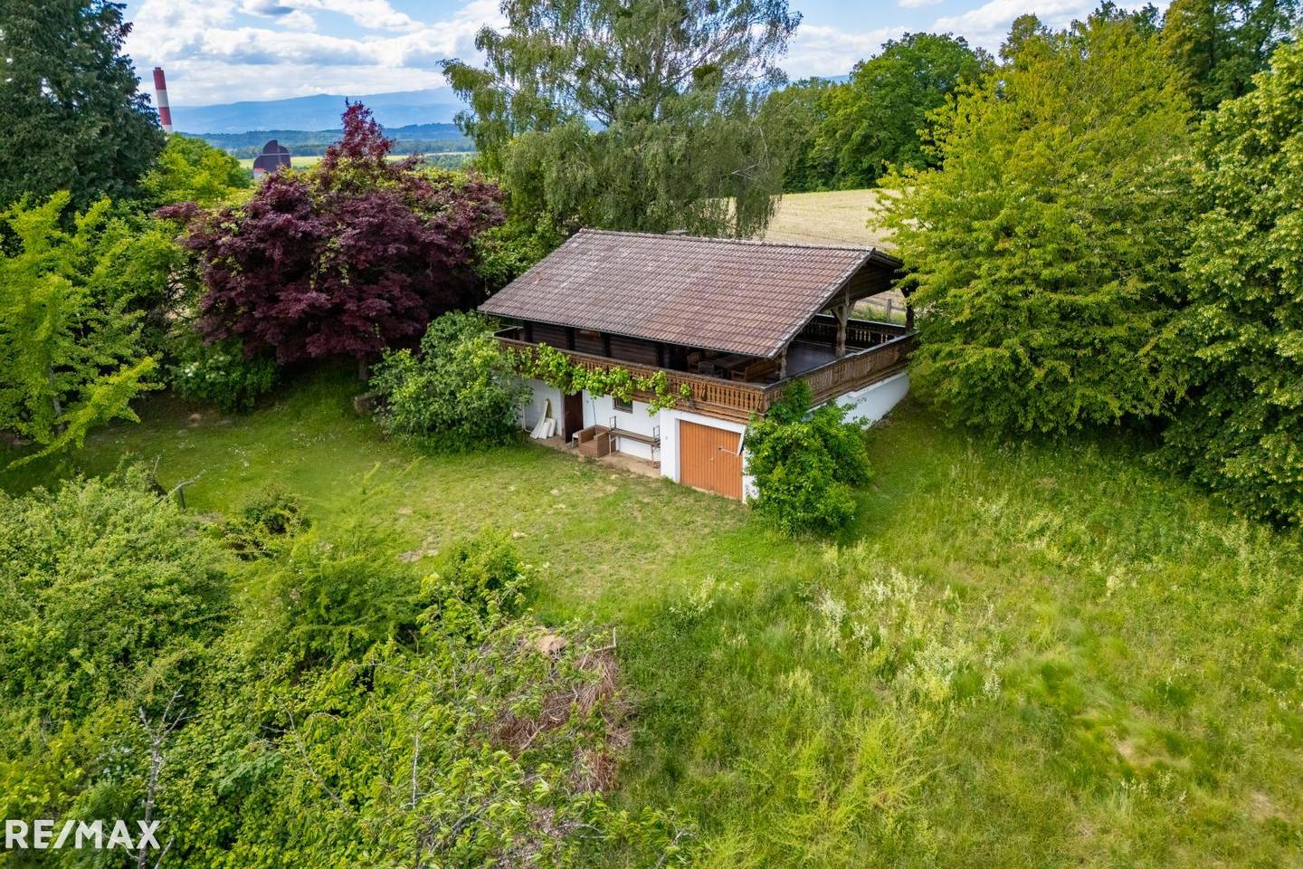 Blockhaus mit 360 Grad Blick auf Bergspitze