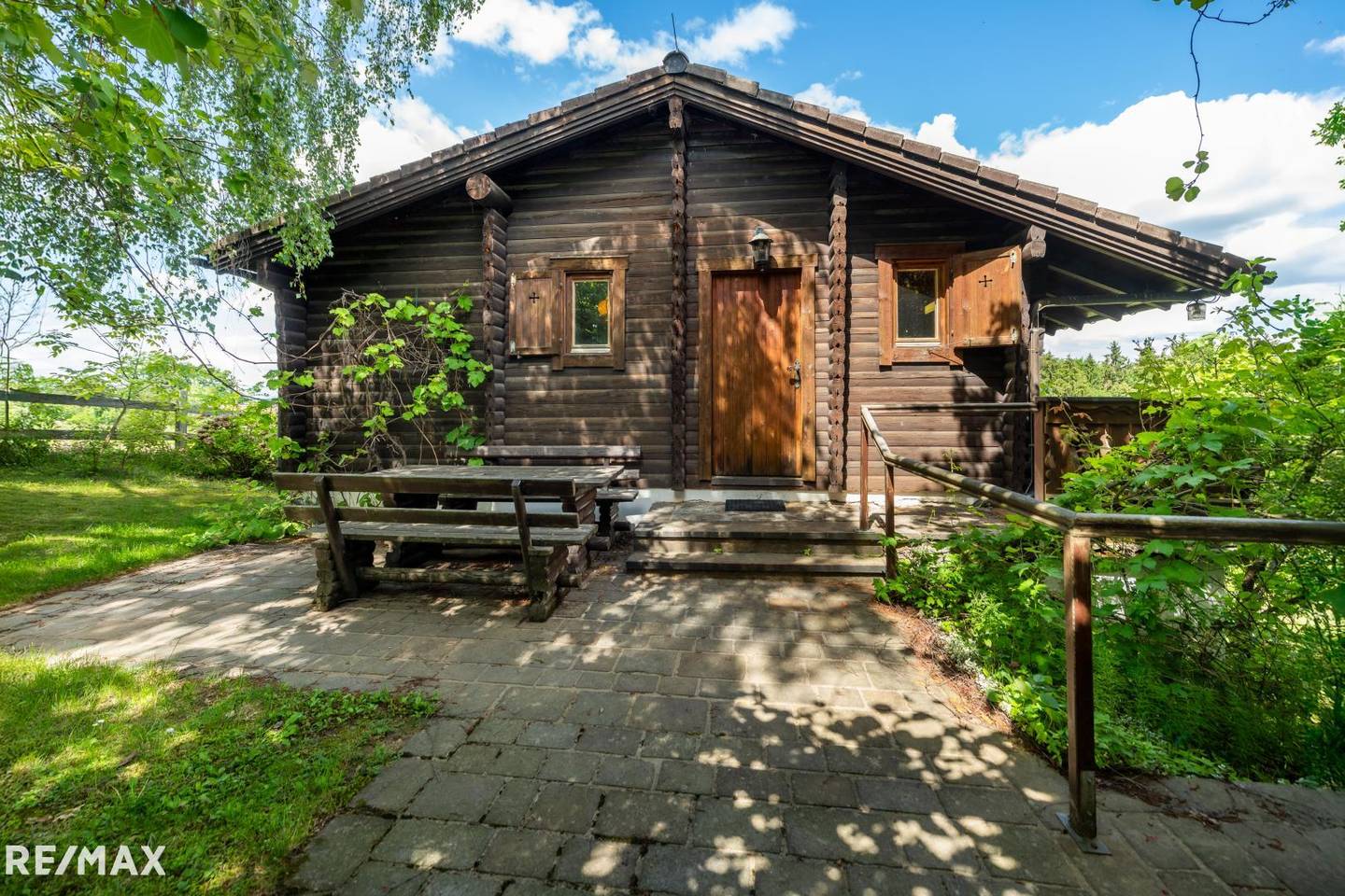 Blockhaus mit 360 Grad Blick auf Bergspitze