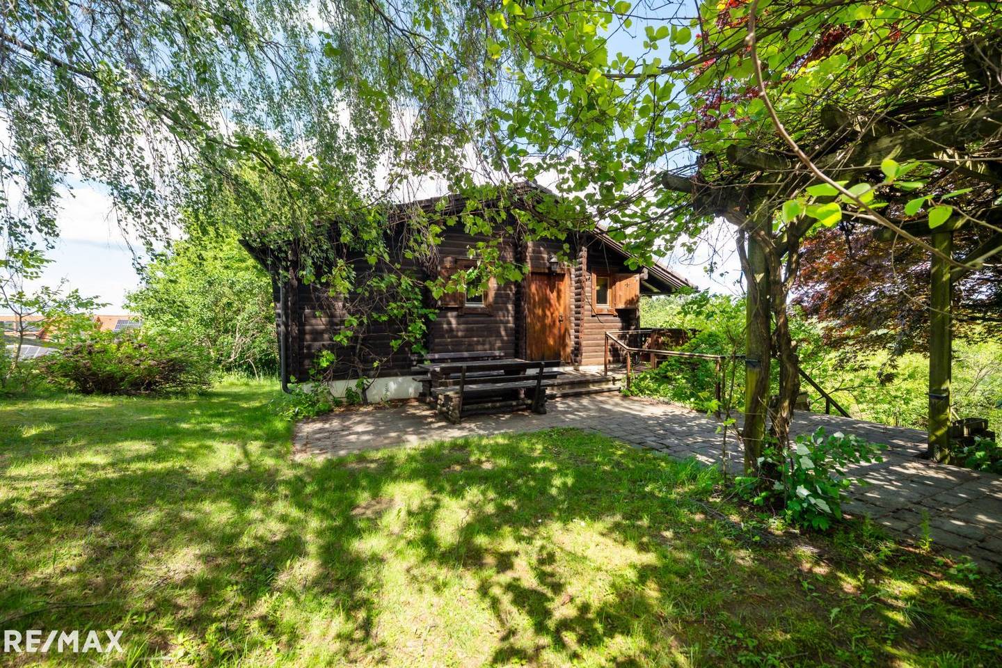 Blockhaus mit 360 Grad Blick auf Bergspitze