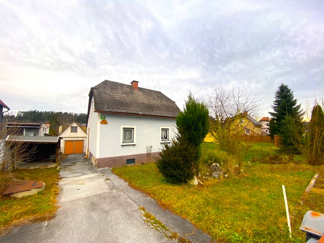 Charming single-family house with large garden and garage in sunny location