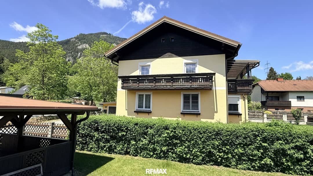 Gepflegtes Zweifamilienhaus mit Balkonen und Garage