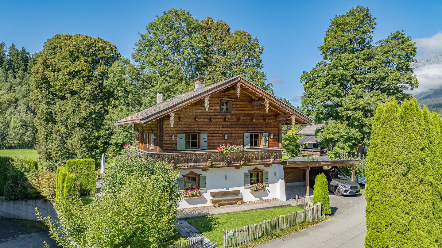 Charming Tyrolean Chalet with Terrace and Kaiser View