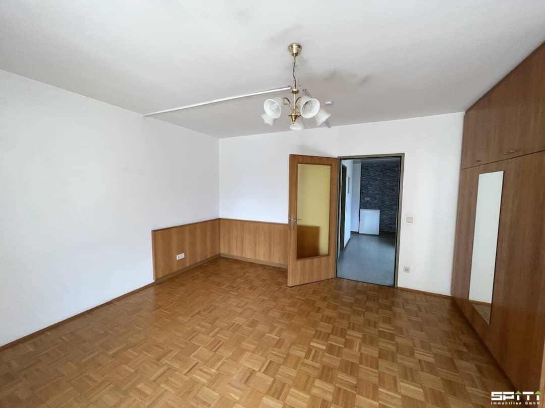 Wohnung mit Loggia und Lift im ersten Stock