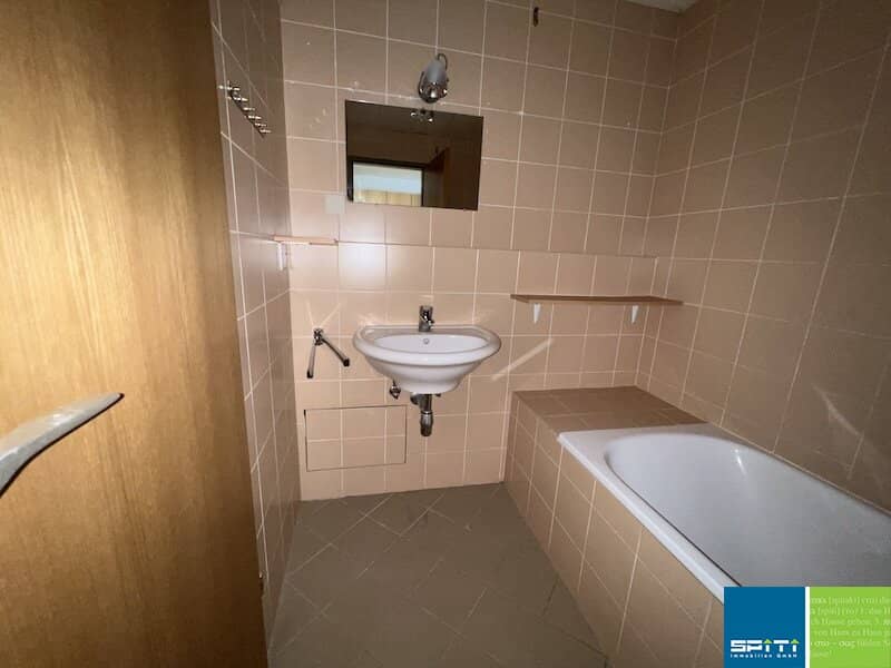 Wohnung mit Loggia im zweiten Stock Lift