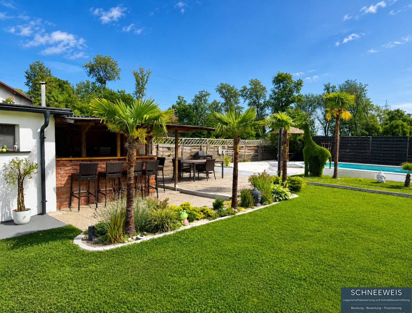 Modernisiertes Einfamilienhaus mit Pool und Grillhaus in ruhiger Lage