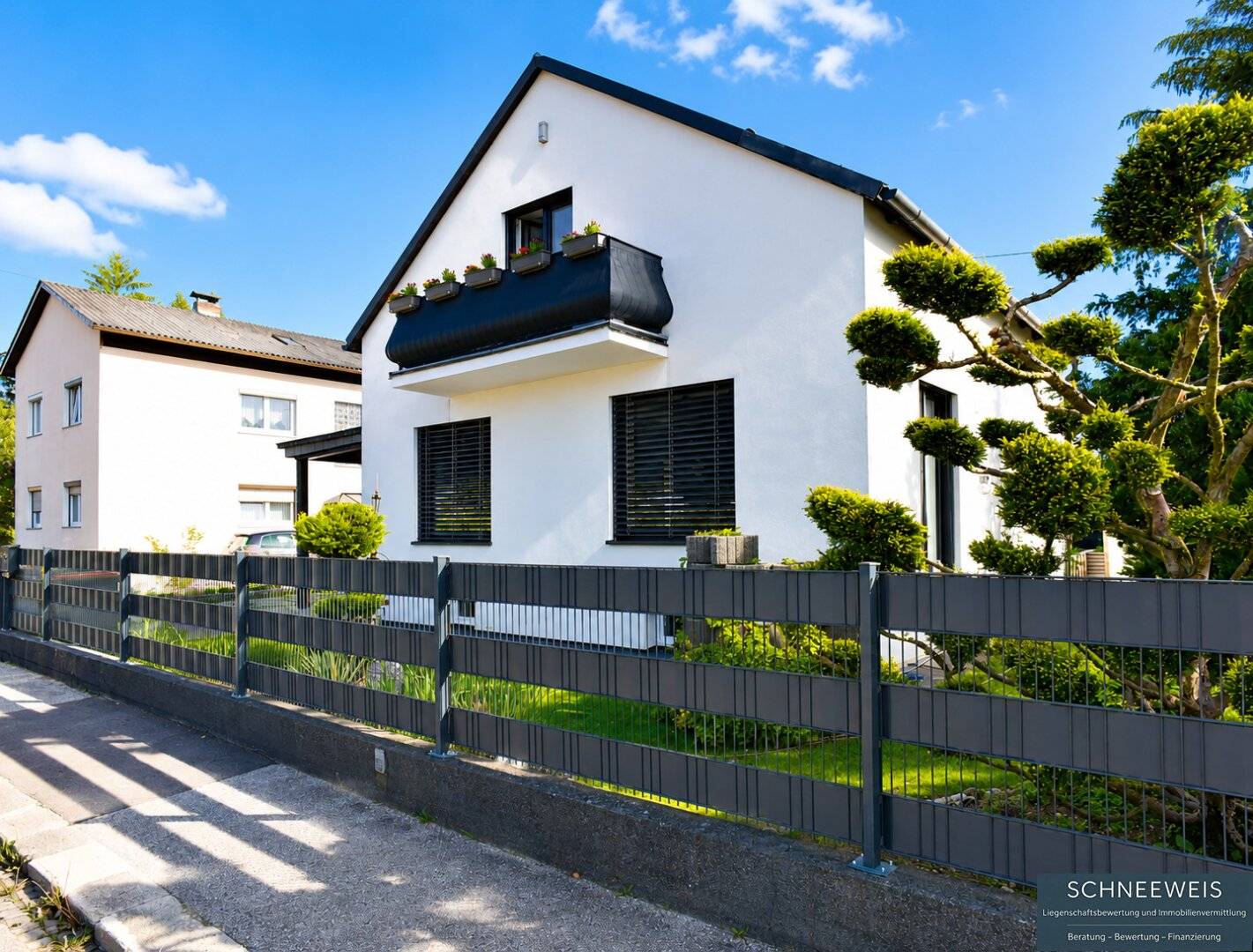 Modernisiertes Einfamilienhaus mit Pool und Grillhaus in ruhiger Lage