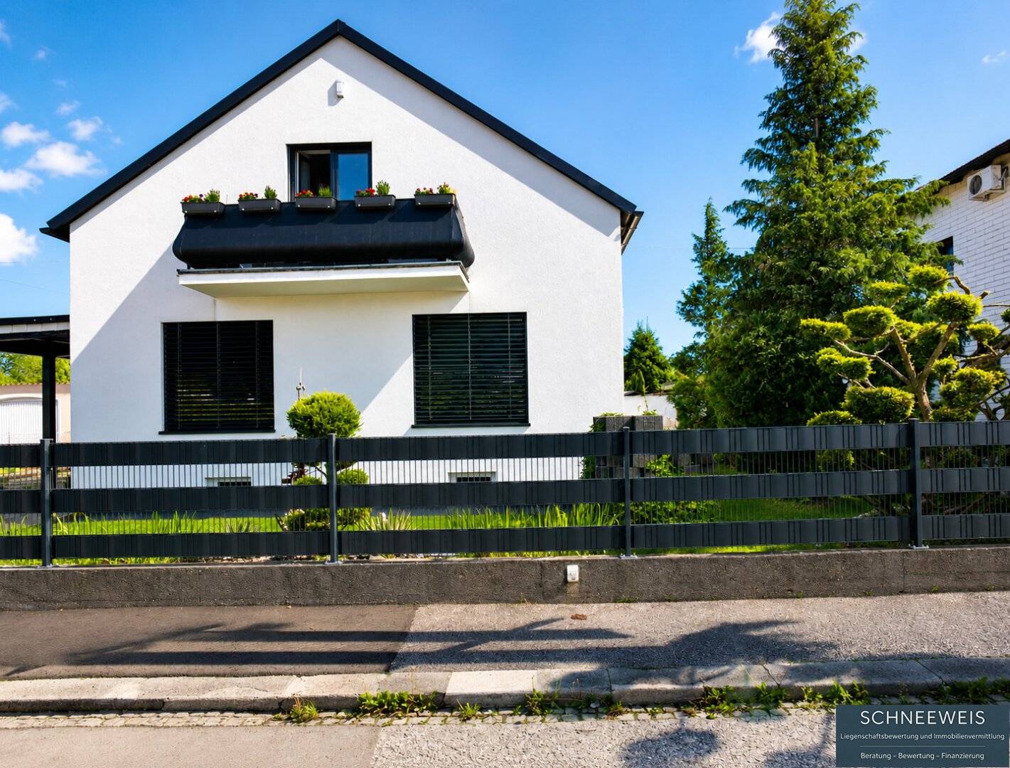 Modernisiertes Einfamilienhaus mit Pool und Grillhaus in ruhiger Lage