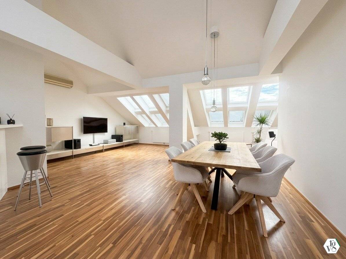 Attic apartment with terrace and winter garden