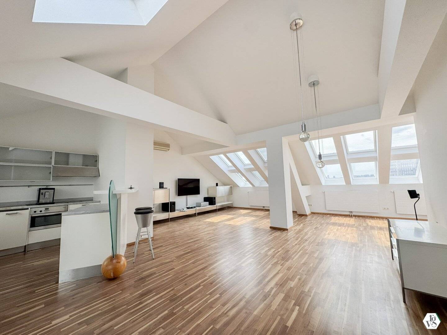 Dachgeschosswohnung mit Terrasse und Wintergarten
