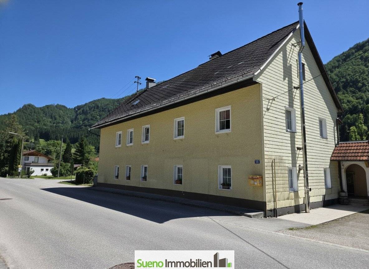 Zweifamilienhaus mit Garten und Wintergarten am Bach
