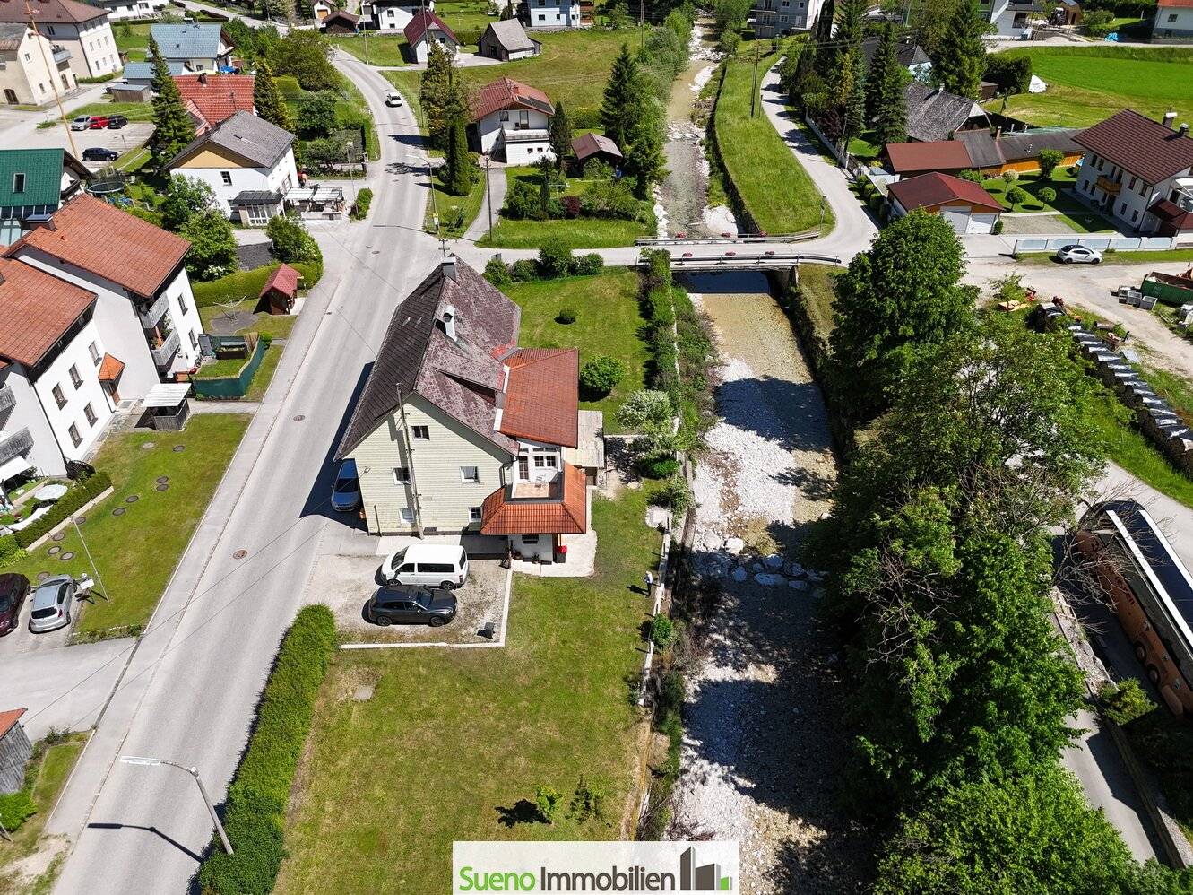 Zweifamilienhaus mit Garten und Wintergarten am Bach