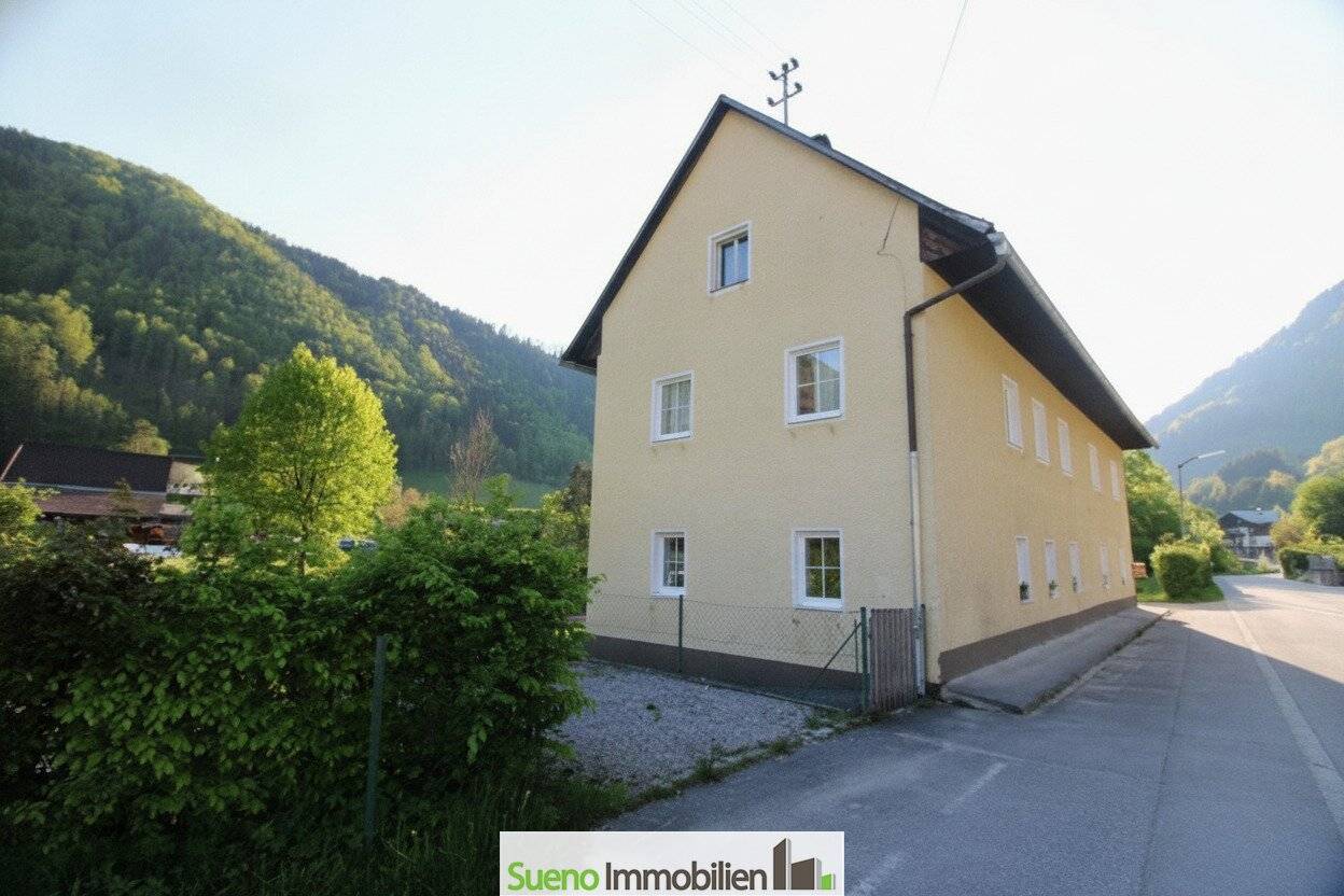 Zweifamilienhaus mit Garten und Wintergarten am Bach