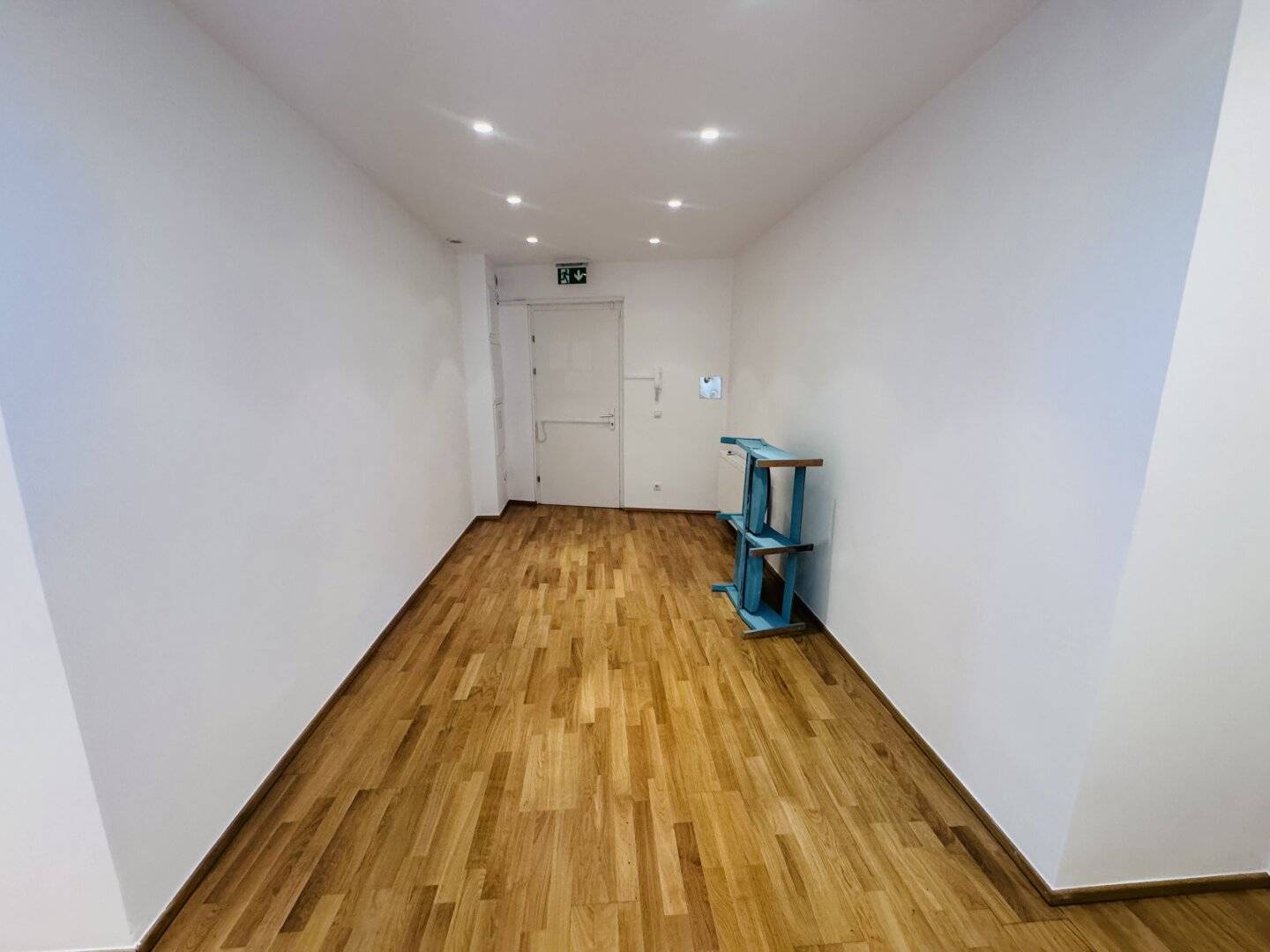 Office Space with Fitted Kitchen and Air Conditioning in Servitenviertel