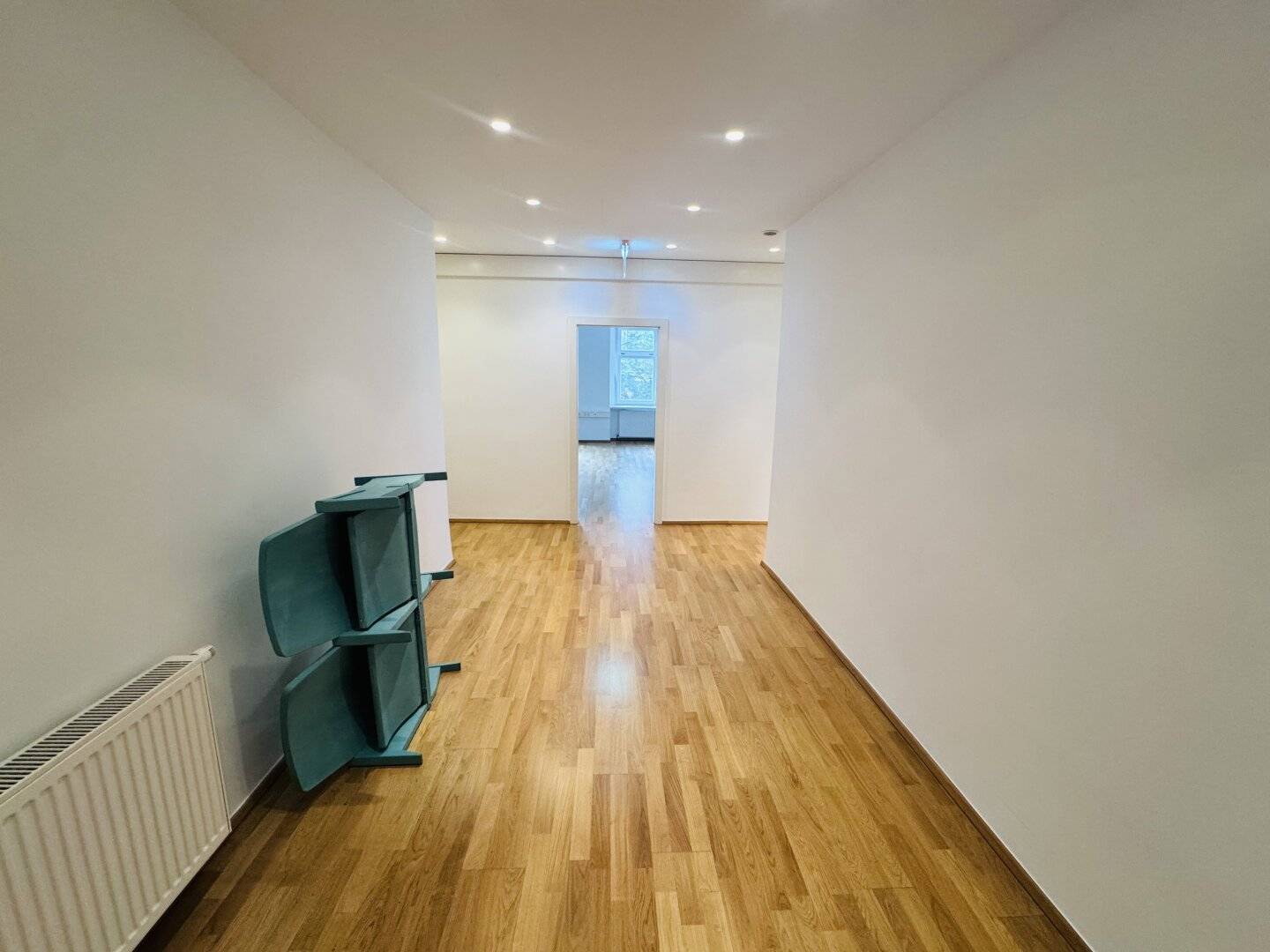 Office Space with Fitted Kitchen and Air Conditioning in Servitenviertel