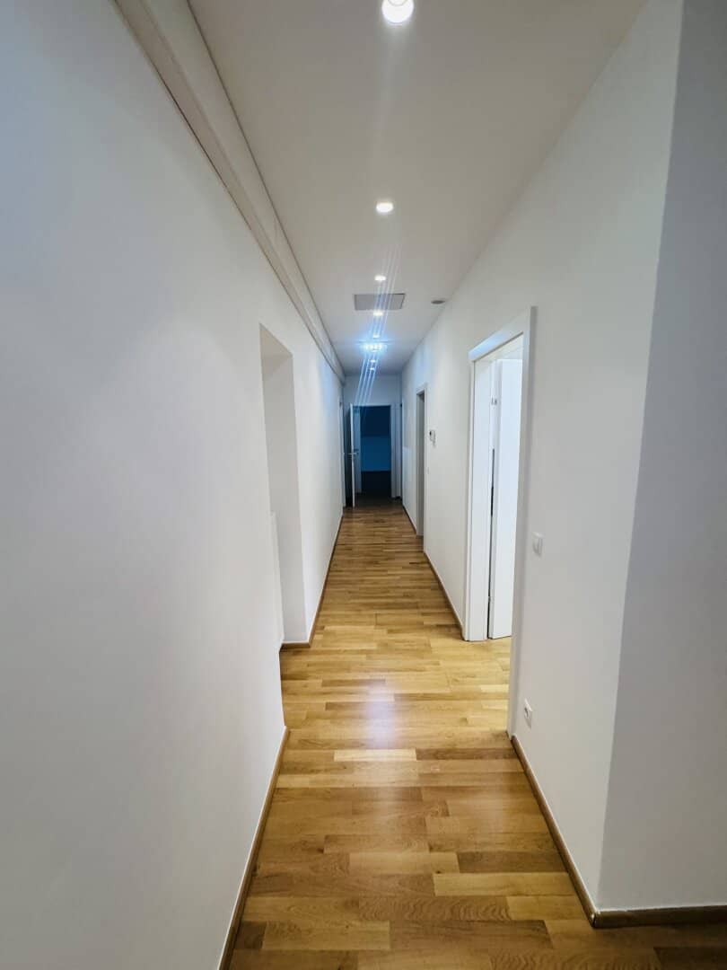 Office Space with Fitted Kitchen and Air Conditioning in Servitenviertel