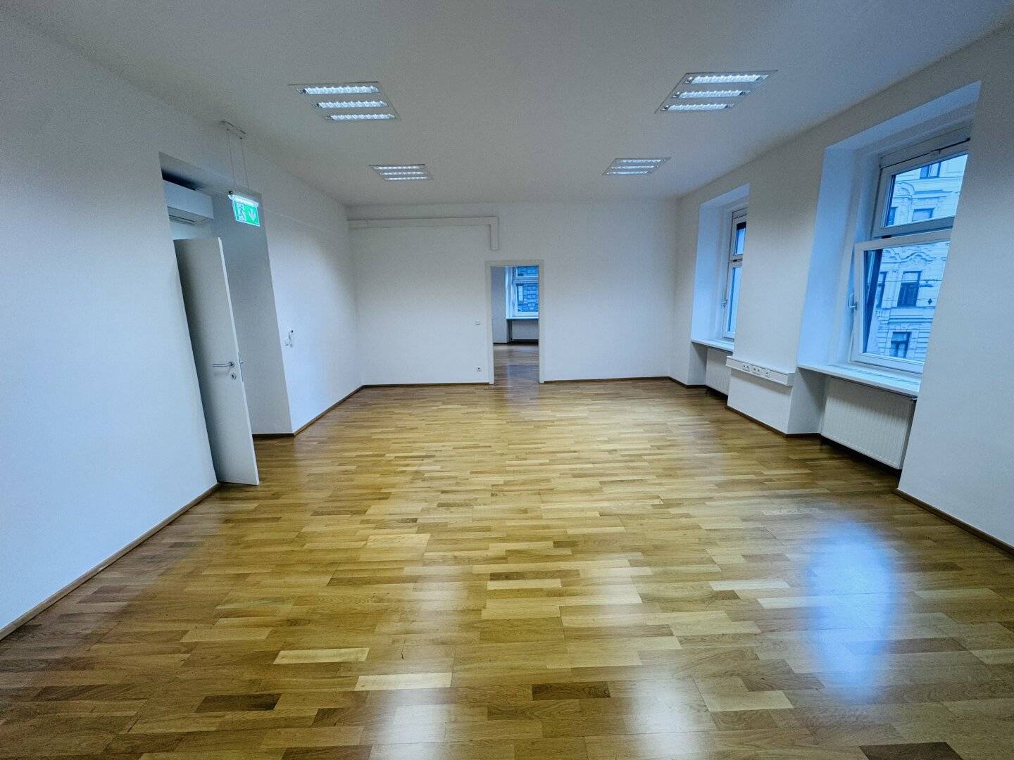 Office Space with Fitted Kitchen and Air Conditioning in Servitenviertel