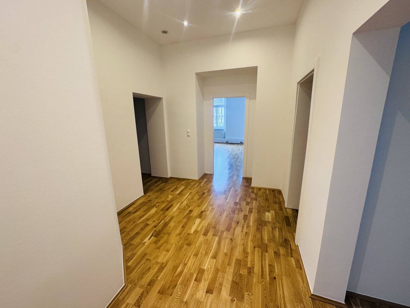 Office Space with Air Conditioning in Servitenviertel