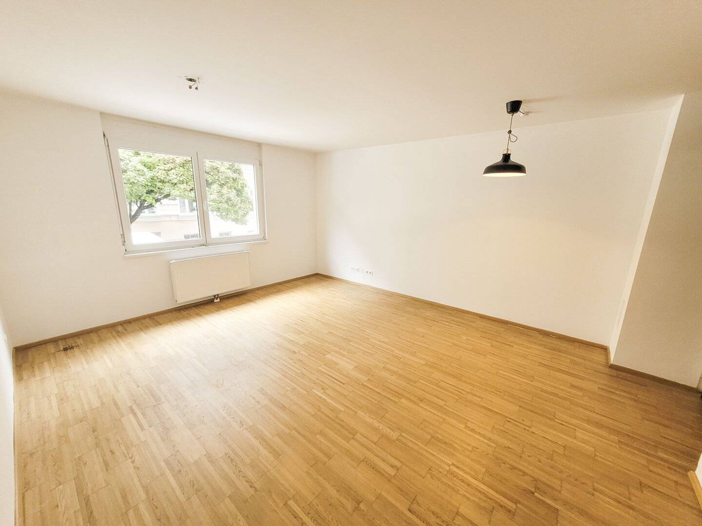 Bright apartment with lift and built in kitchen