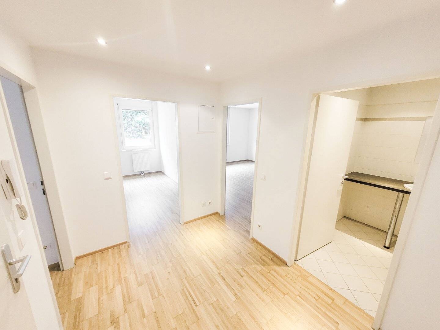 Bright apartment with lift and built in kitchen