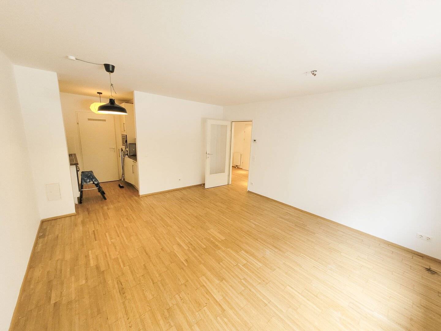 Bright apartment with lift and built in kitchen