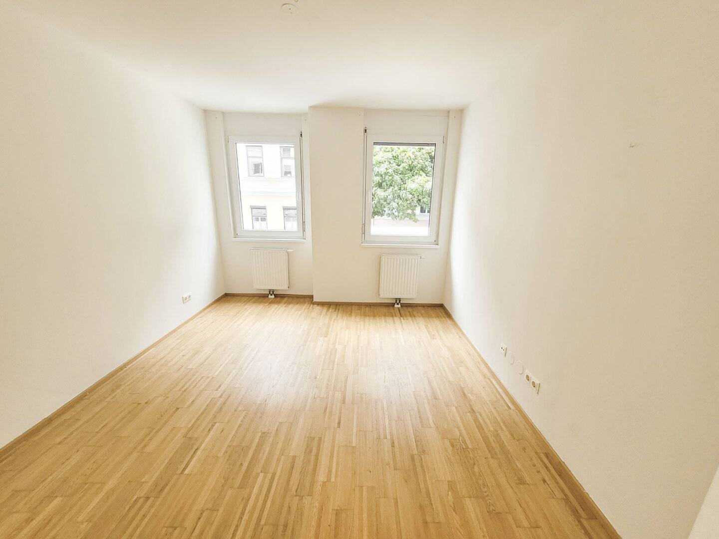 Bright apartment with lift and built in kitchen