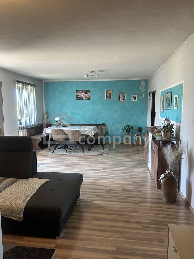 Großzügiges Haus mit Pool und Garage auf sonnigem Hügelgrundstück