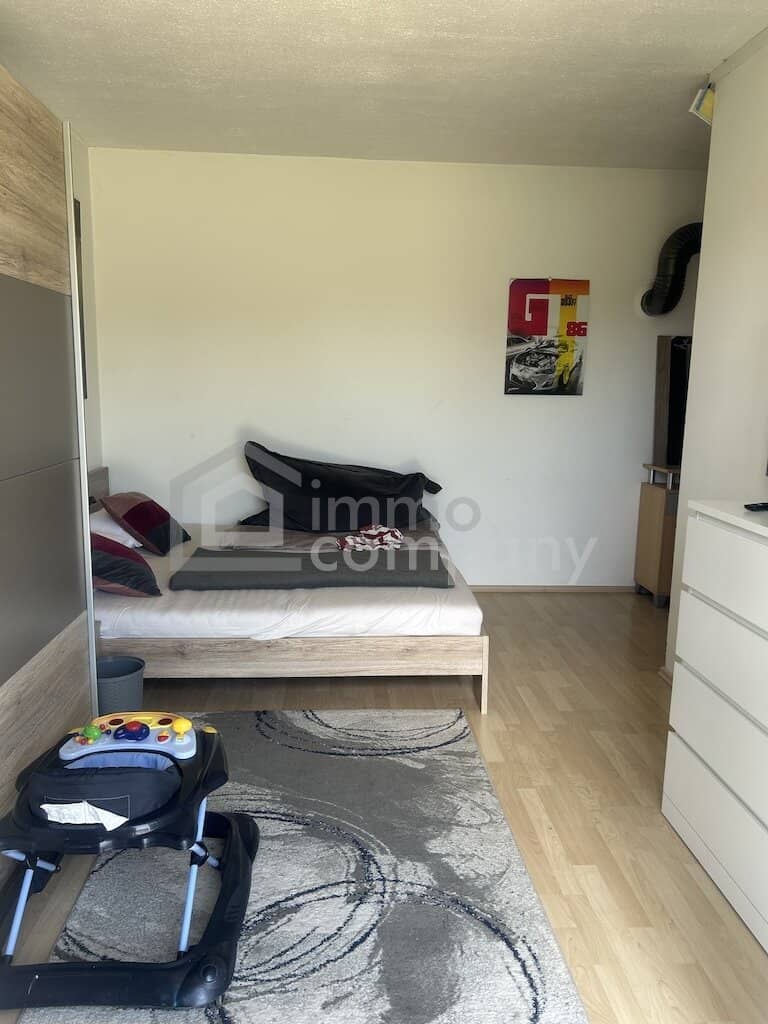 Großzügiges Haus mit Pool und Garage auf sonnigem Hügelgrundstück