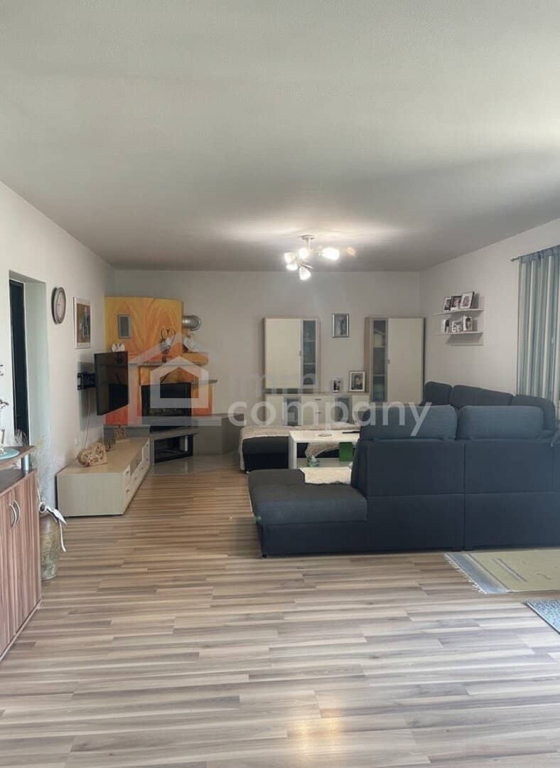 Großzügiges Haus mit Pool und Garage auf sonnigem Hügelgrundstück
