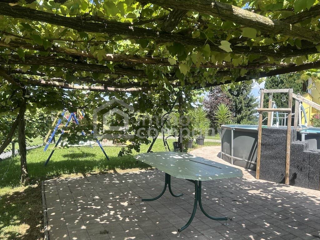 Großzügiges Haus mit Pool und Garage auf sonnigem Hügelgrundstück