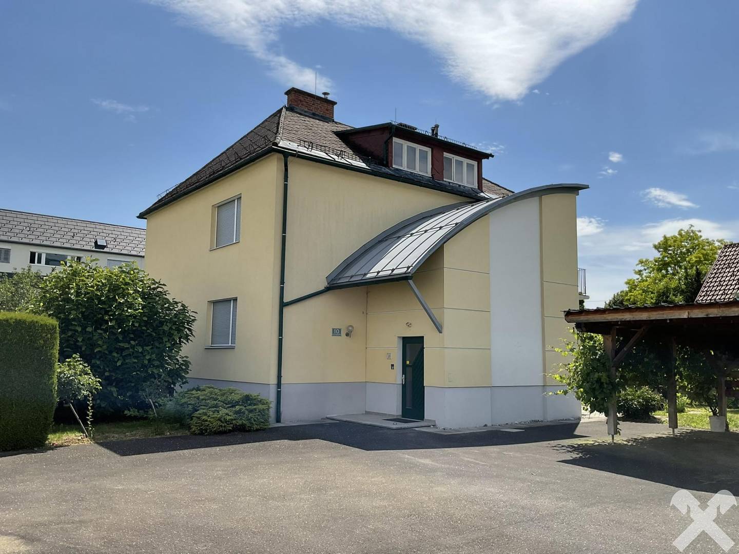 Central Semi-Detached House with Garden and Carport