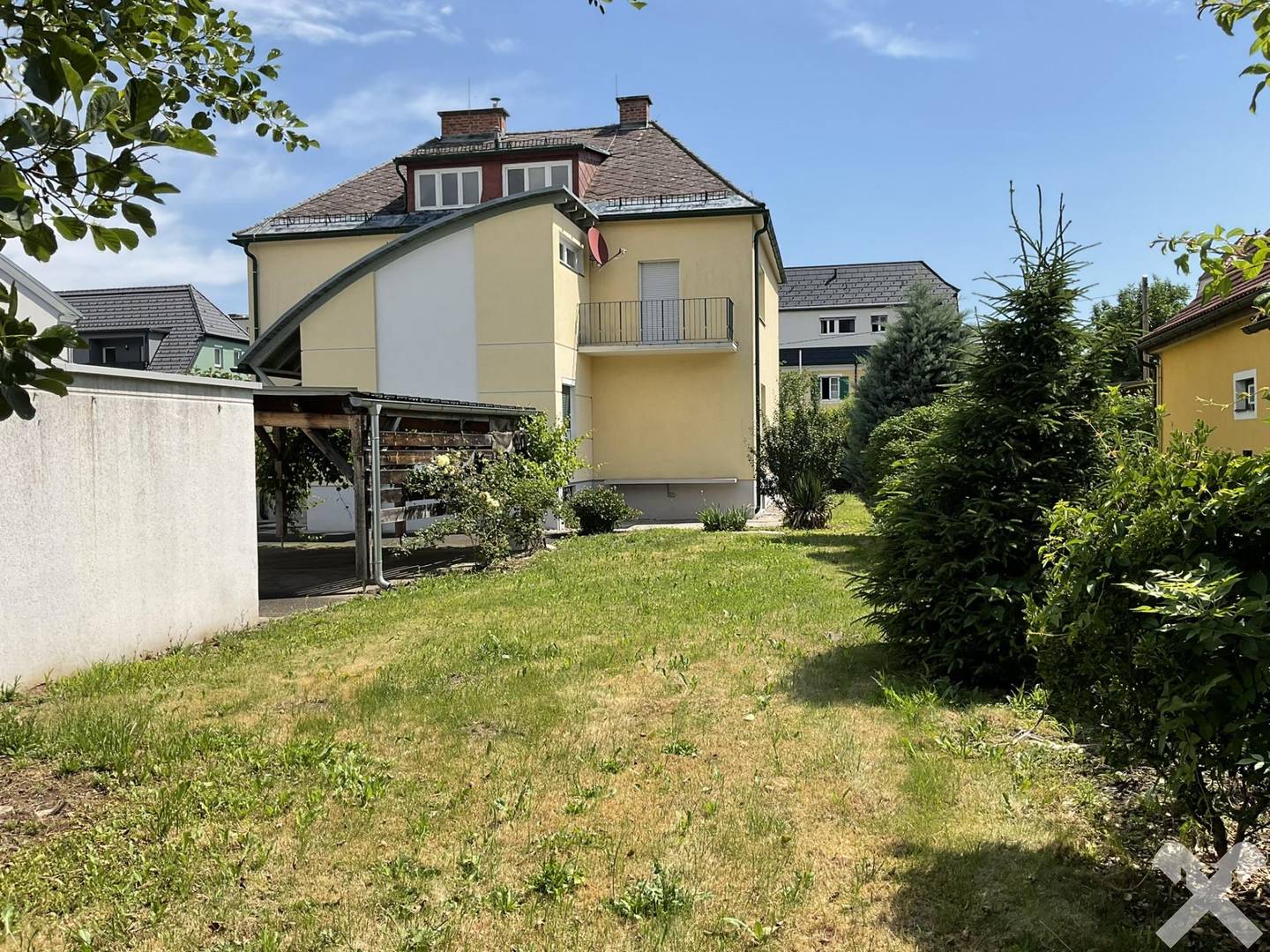 Central Semi-Detached House with Garden and Carport