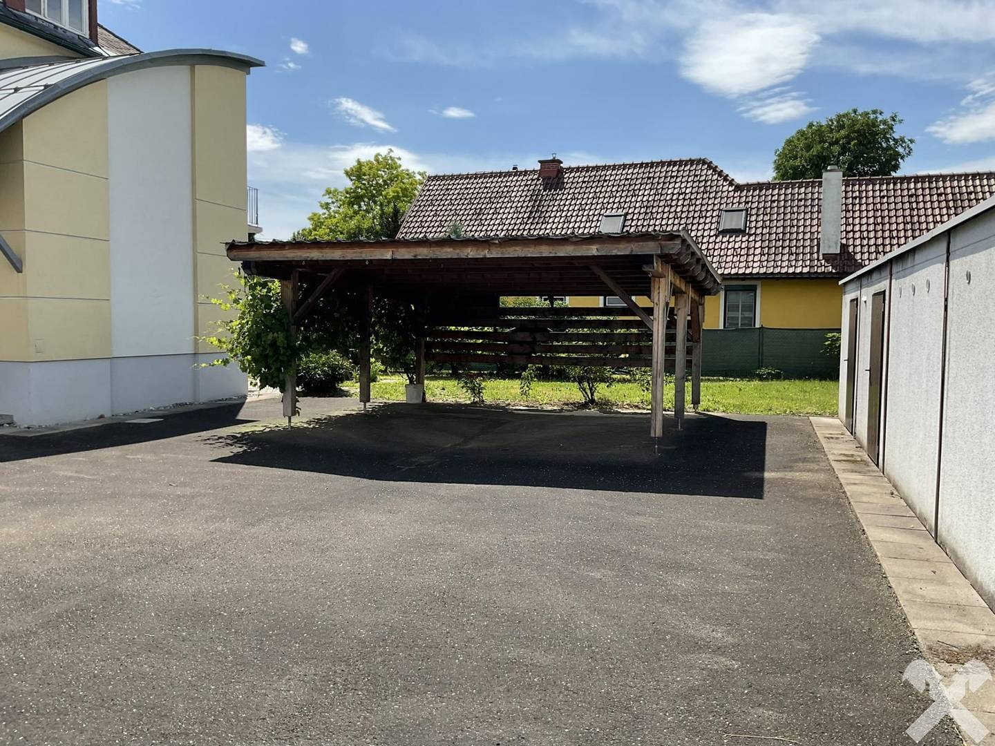 Central Semi-Detached House with Garden and Carport