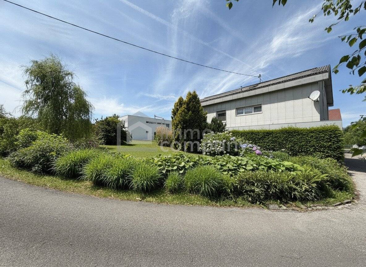 Großzügiges Zweifamilienhaus mit Gewerbefläche und Garagen in Pichl bei Wels