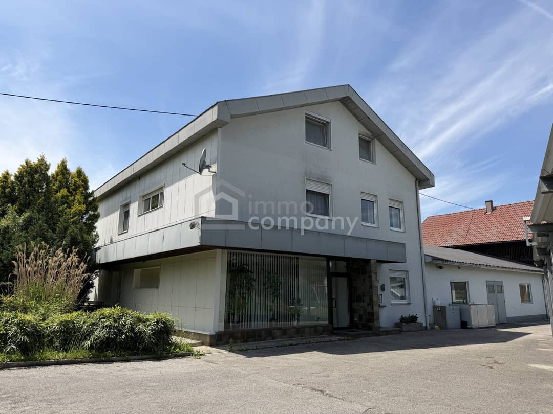 Großzügiges Zweifamilienhaus mit Gewerbefläche und Garagen in Pichl bei Wels