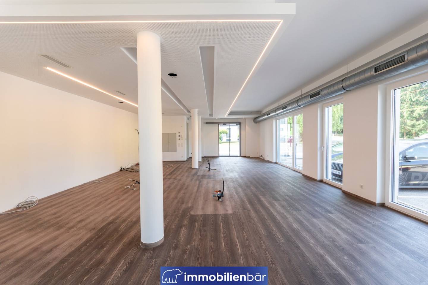 Barrierefreie Gewerbefläche mit Terrasse und Parkplatz