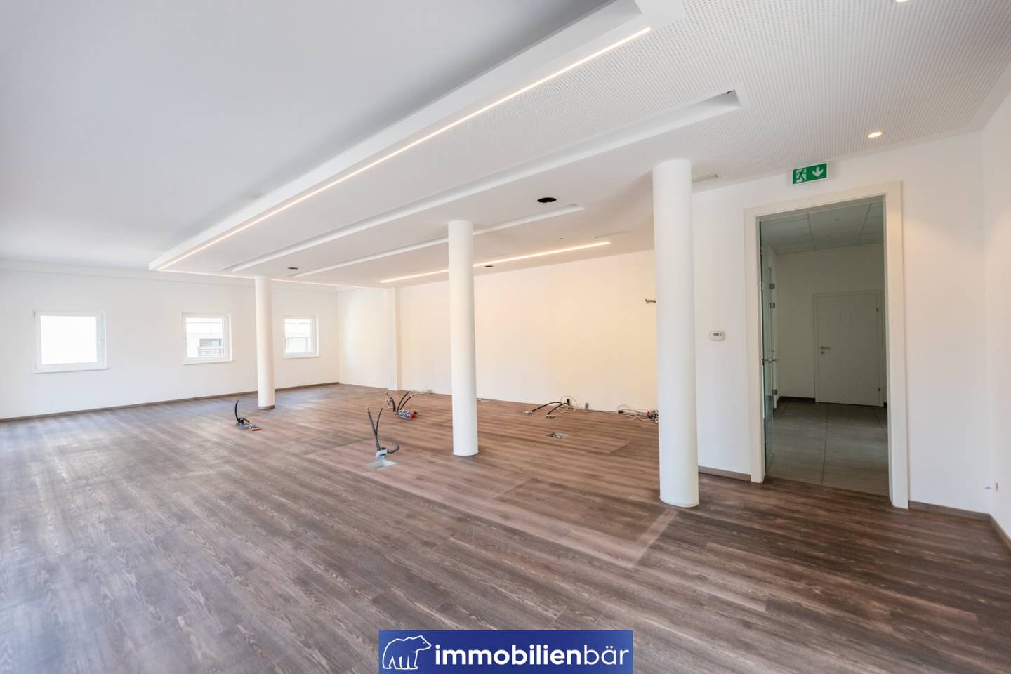 Barrierefreie Gewerbefläche mit Terrasse und Parkplatz