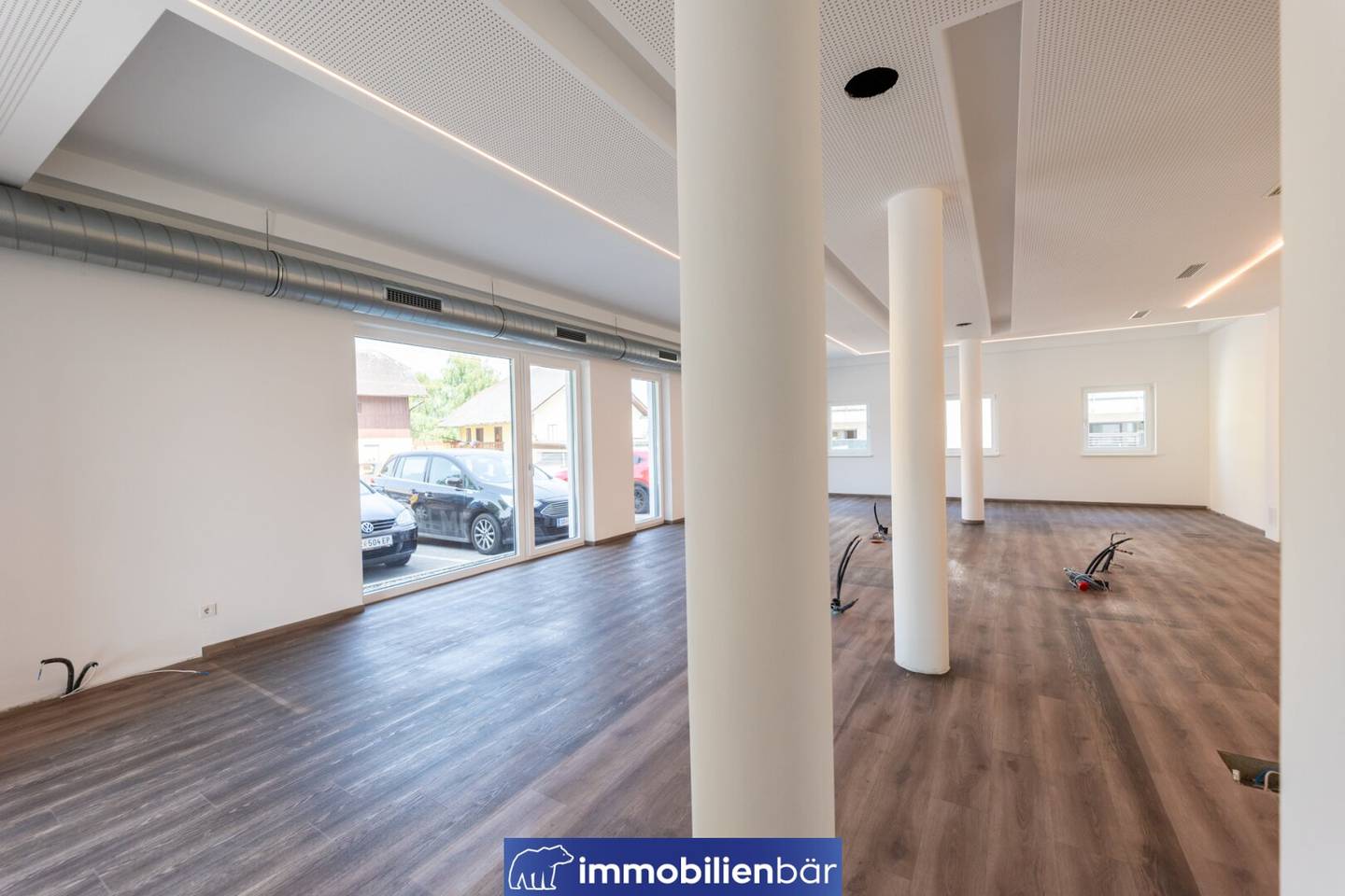 Barrierefreie Gewerbefläche mit Terrasse und Parkplatz
