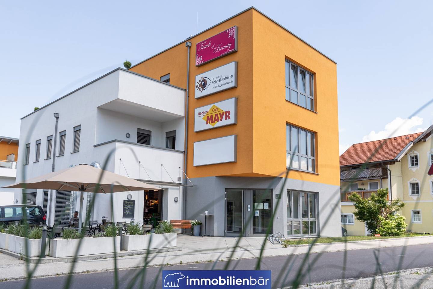 Barrierefreie Gewerbefläche mit Terrasse und Parkplatz