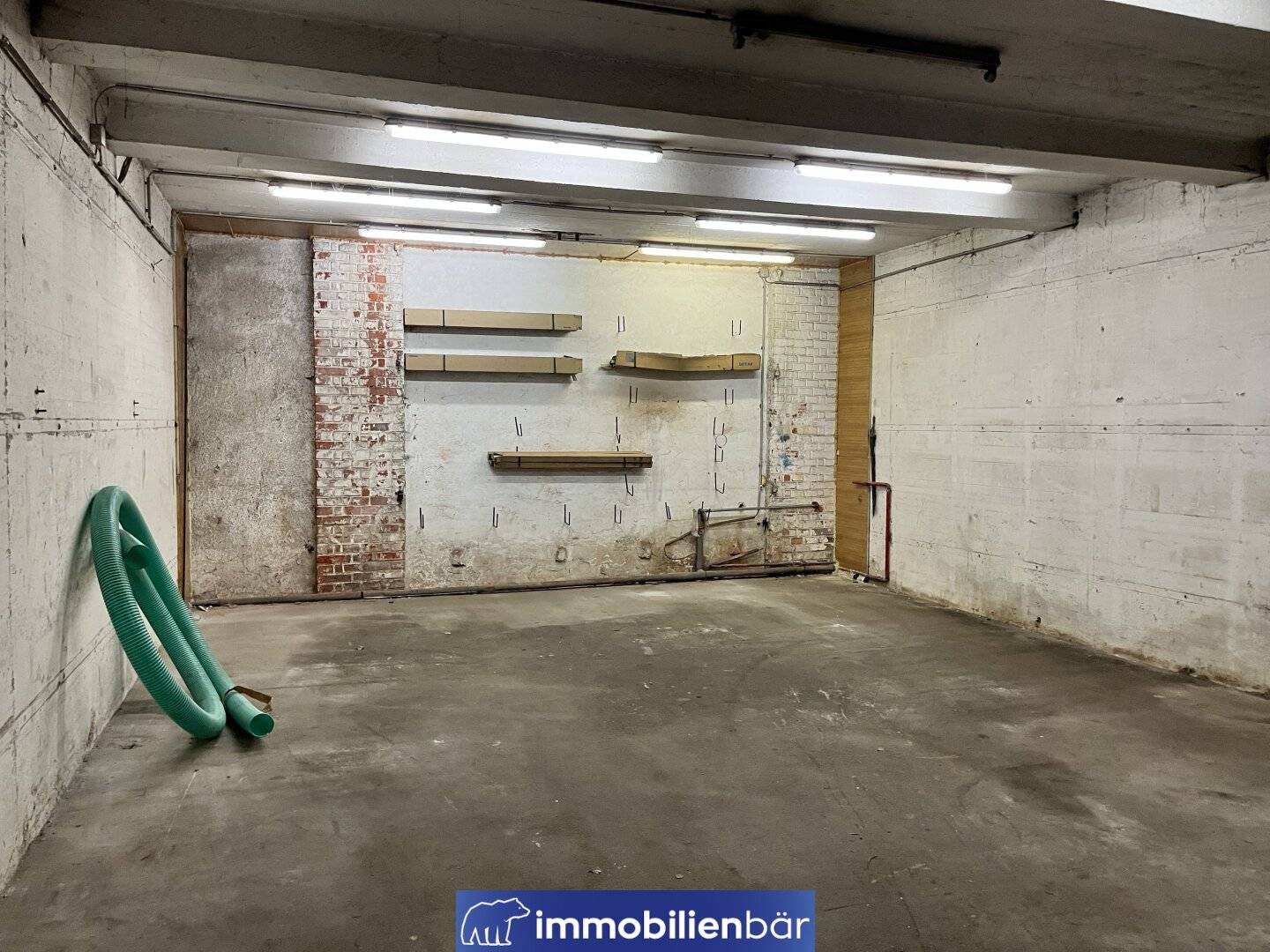 Warehouse Space with Office and Operating Permit near Wels