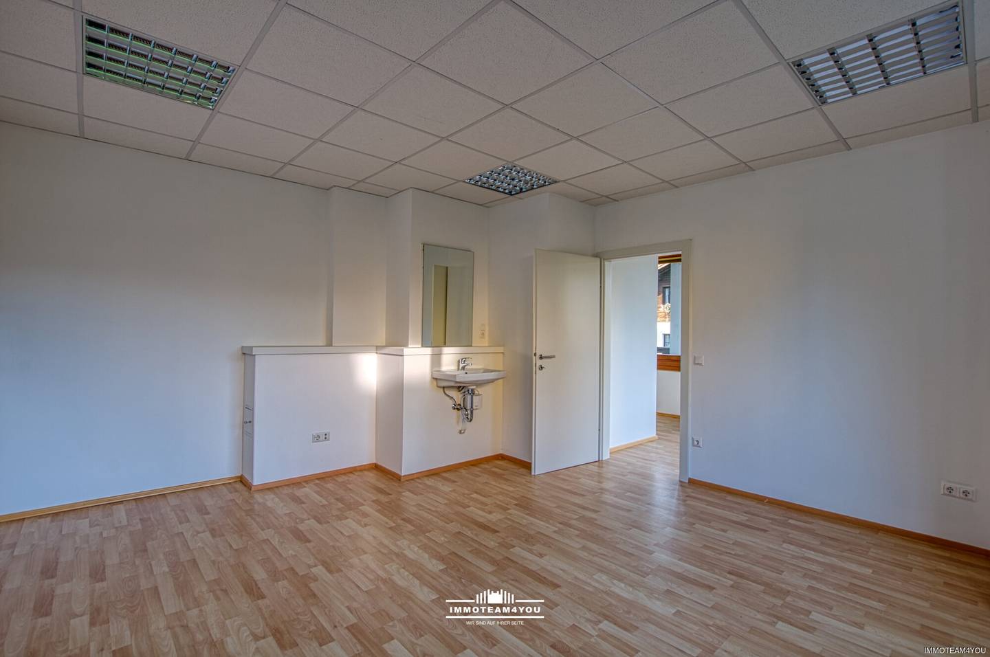 Office space with balcony in central Mondsee location