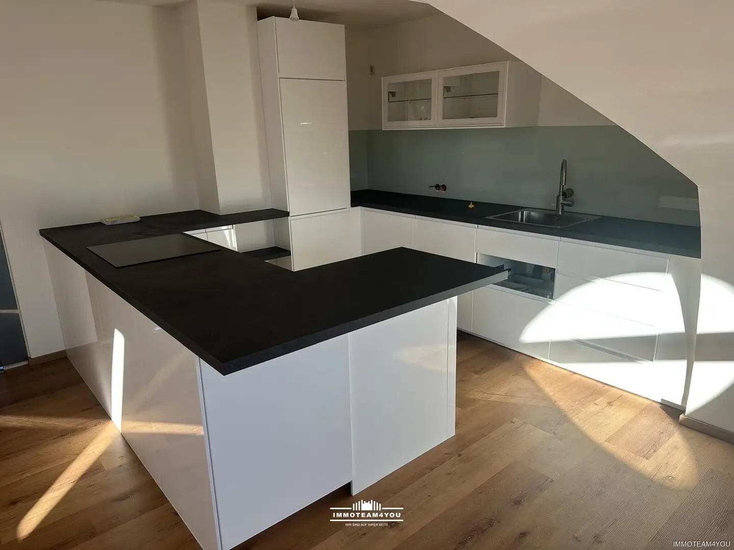 Neu renovierte Dachgeschosswohnung mit Balkon