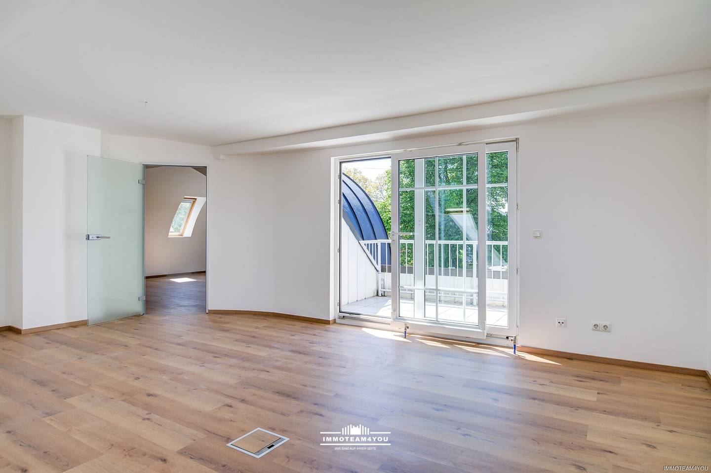 Neu renovierte Dachgeschosswohnung mit Balkon