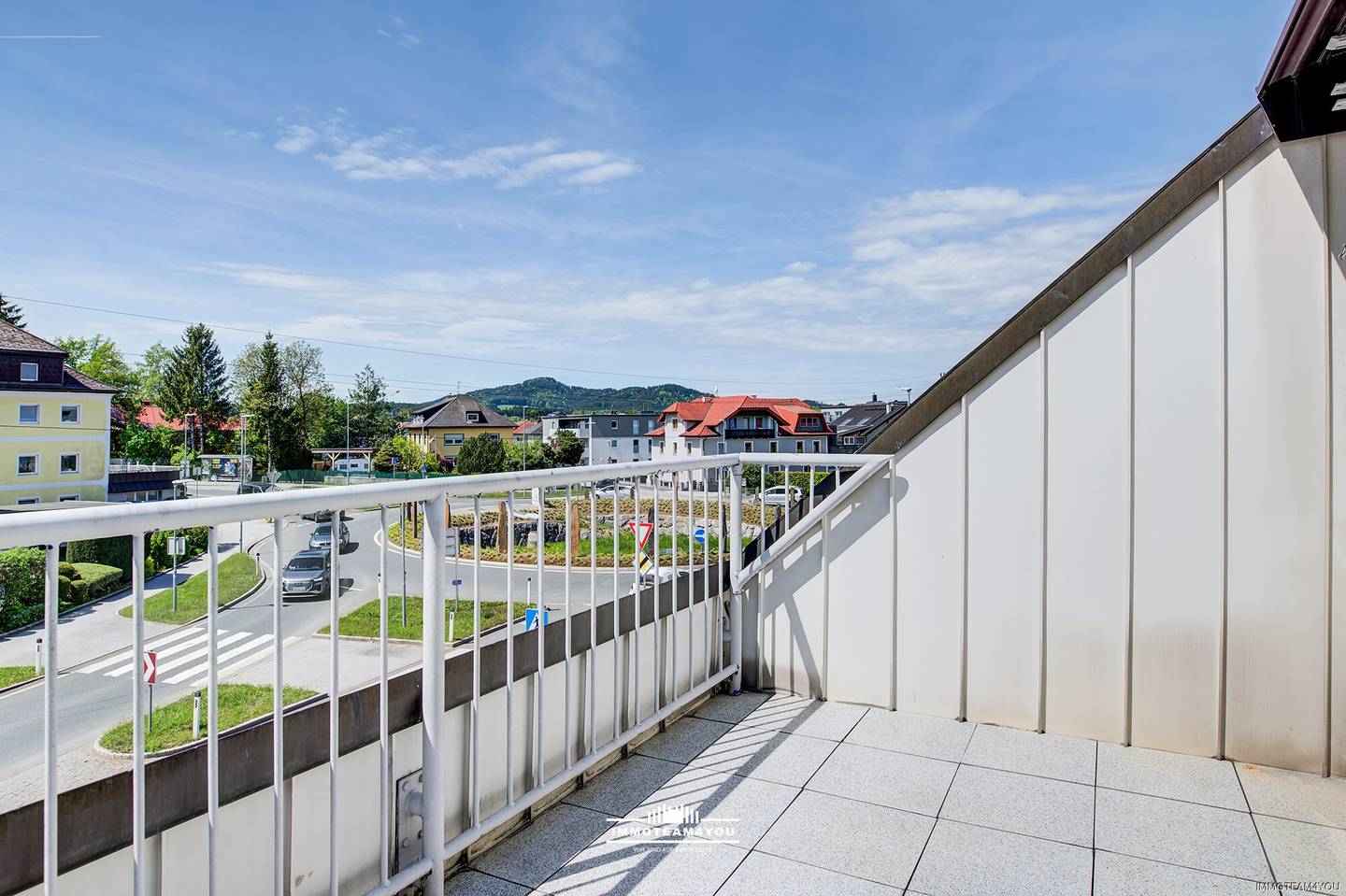 Neu renovierte Dachgeschosswohnung mit Balkon