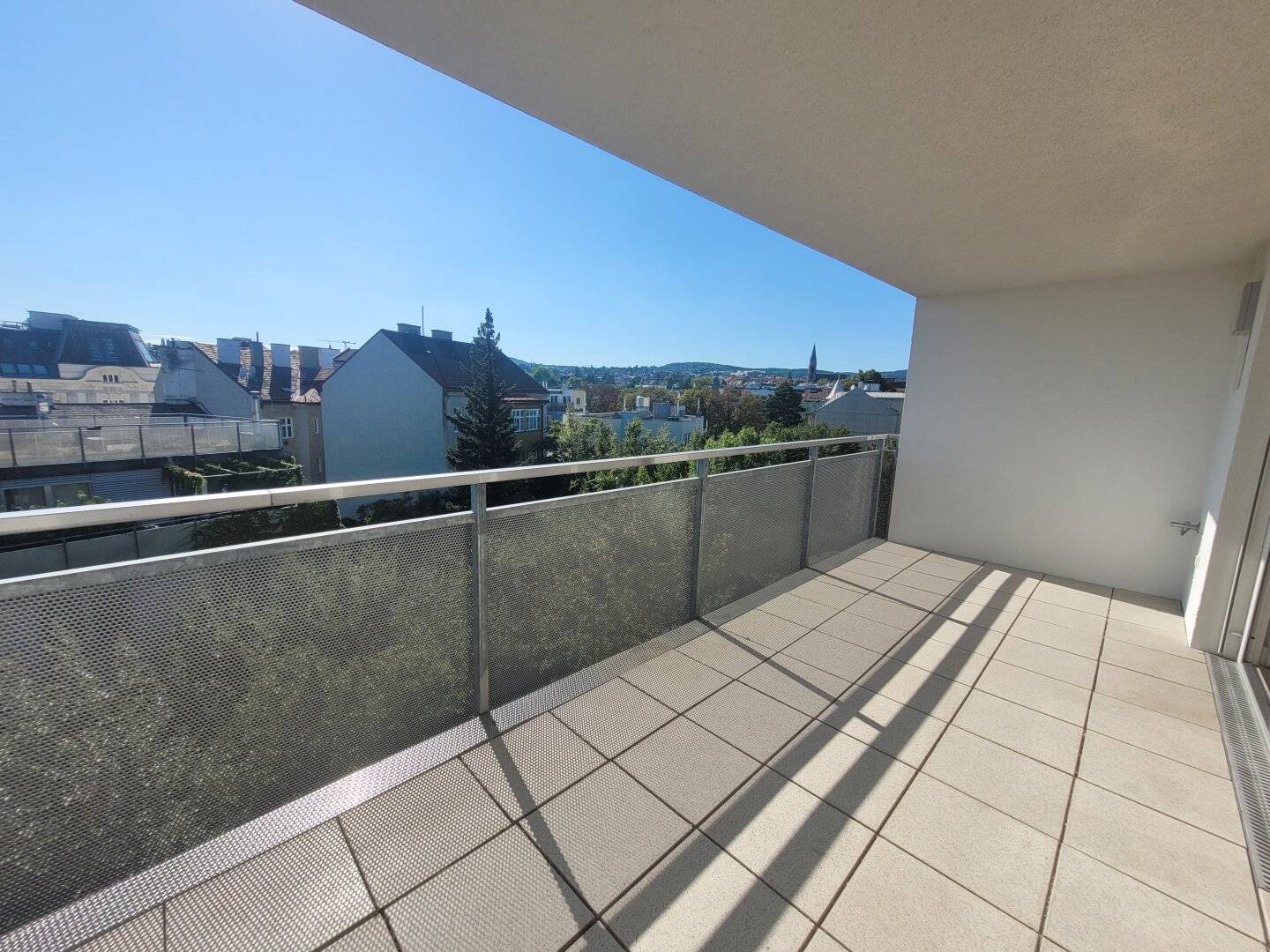 Apartment with generous terrace and loggia