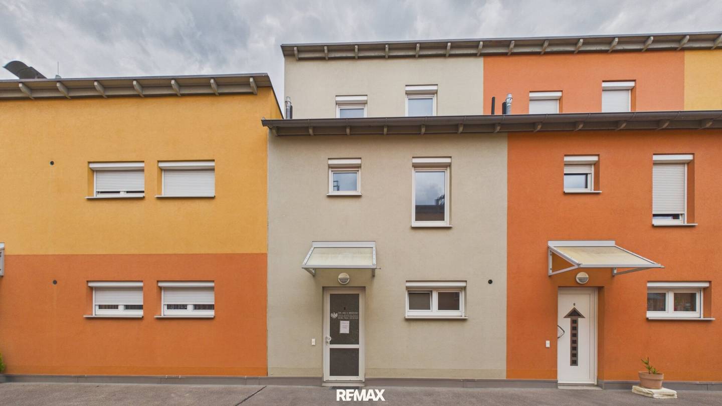 Modernes Reihenhaus mit Garten Balkon und zwei Garagenplätzen