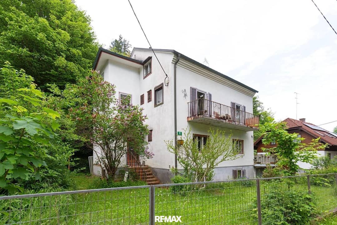 Plot with existing building in quiet green surroundings