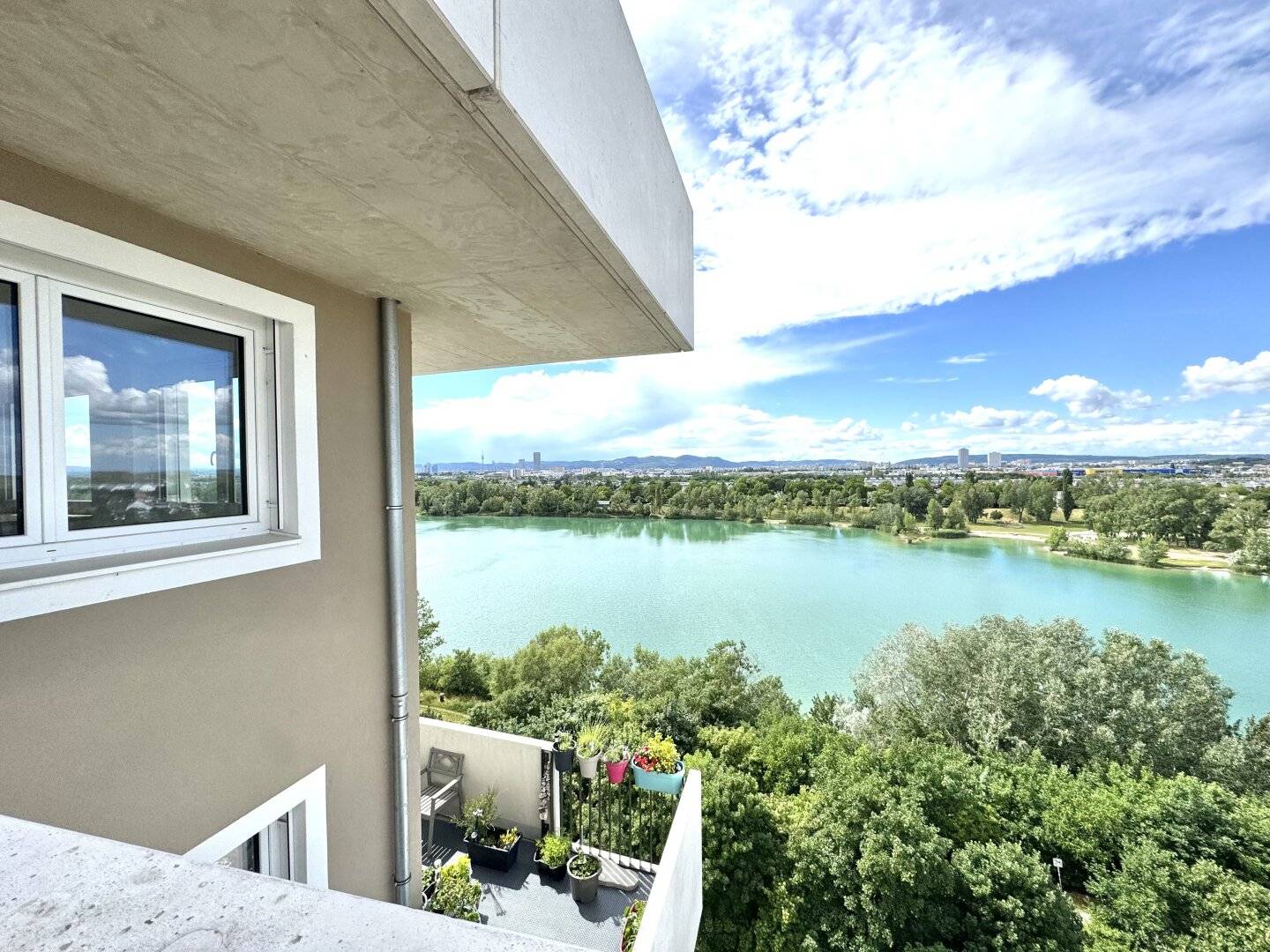 Apartment with a view of the Badeteich Hirschstetten