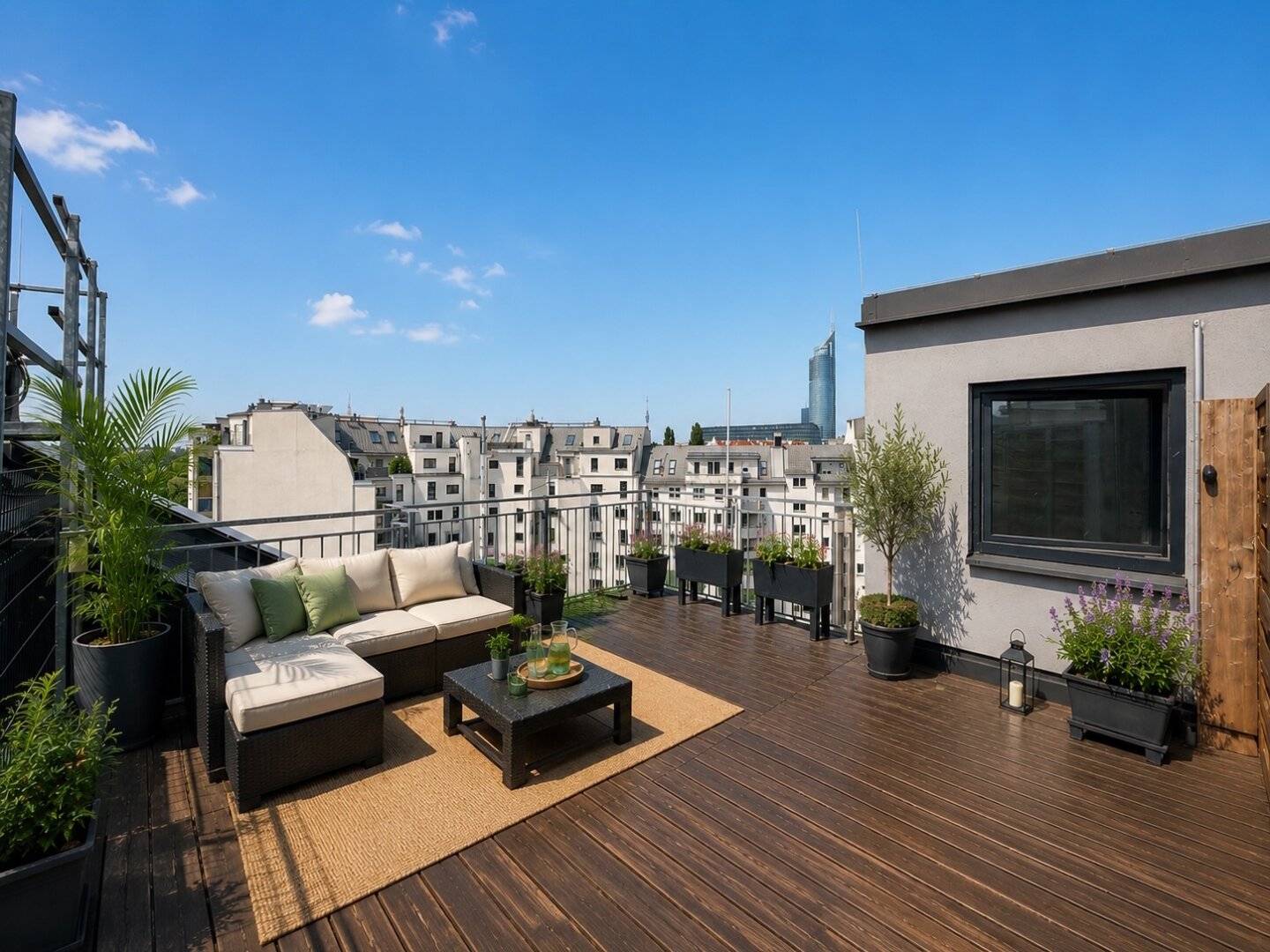 Dachgeschosswohnung mit Dachterrasse nahe U6