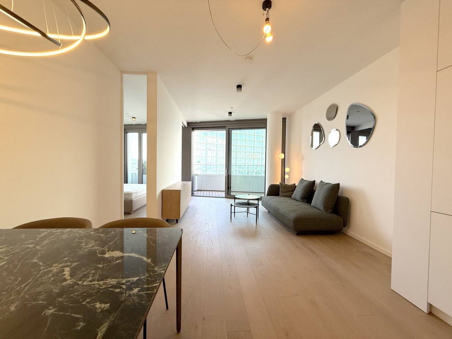 Hochwertige Wohnung mit Balkon und Weitblick in der 42. Etage